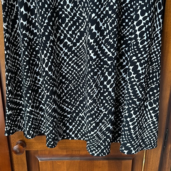 Kenneth Cole Reaction Skirt - Picture 3 of 8